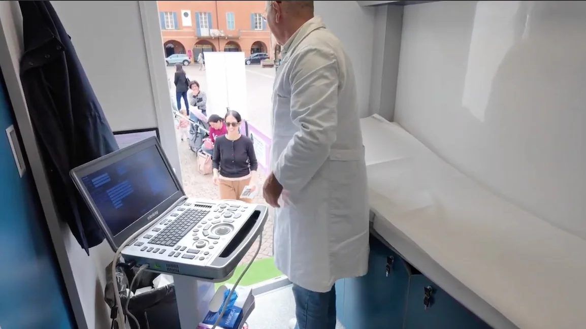 Interno dell'ambulatorio mobile attrezzato per la diagnostica e lo screening prostatico