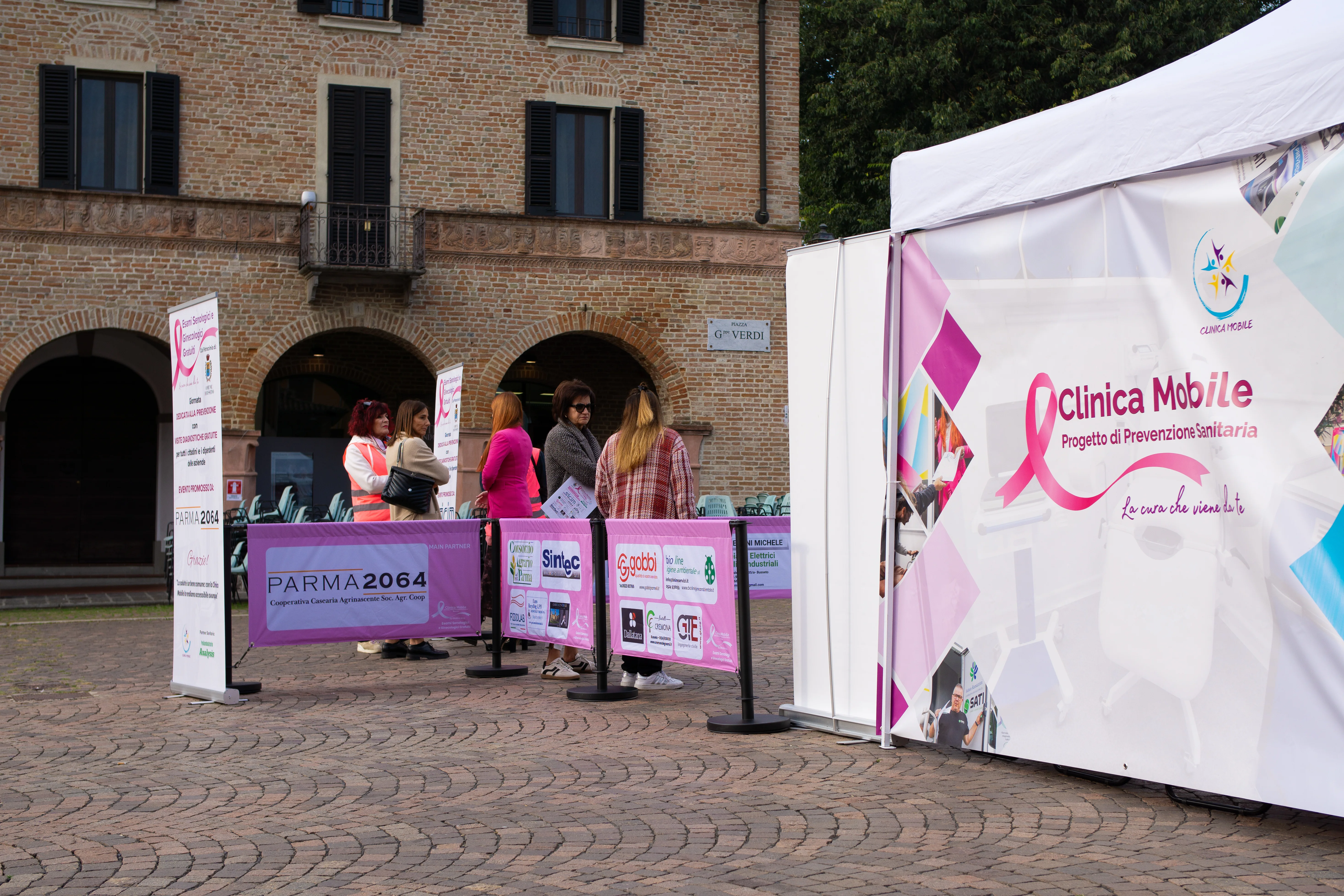 Operatore sanitario utilizza strumenti digitali a bordo della Clinica Mobile