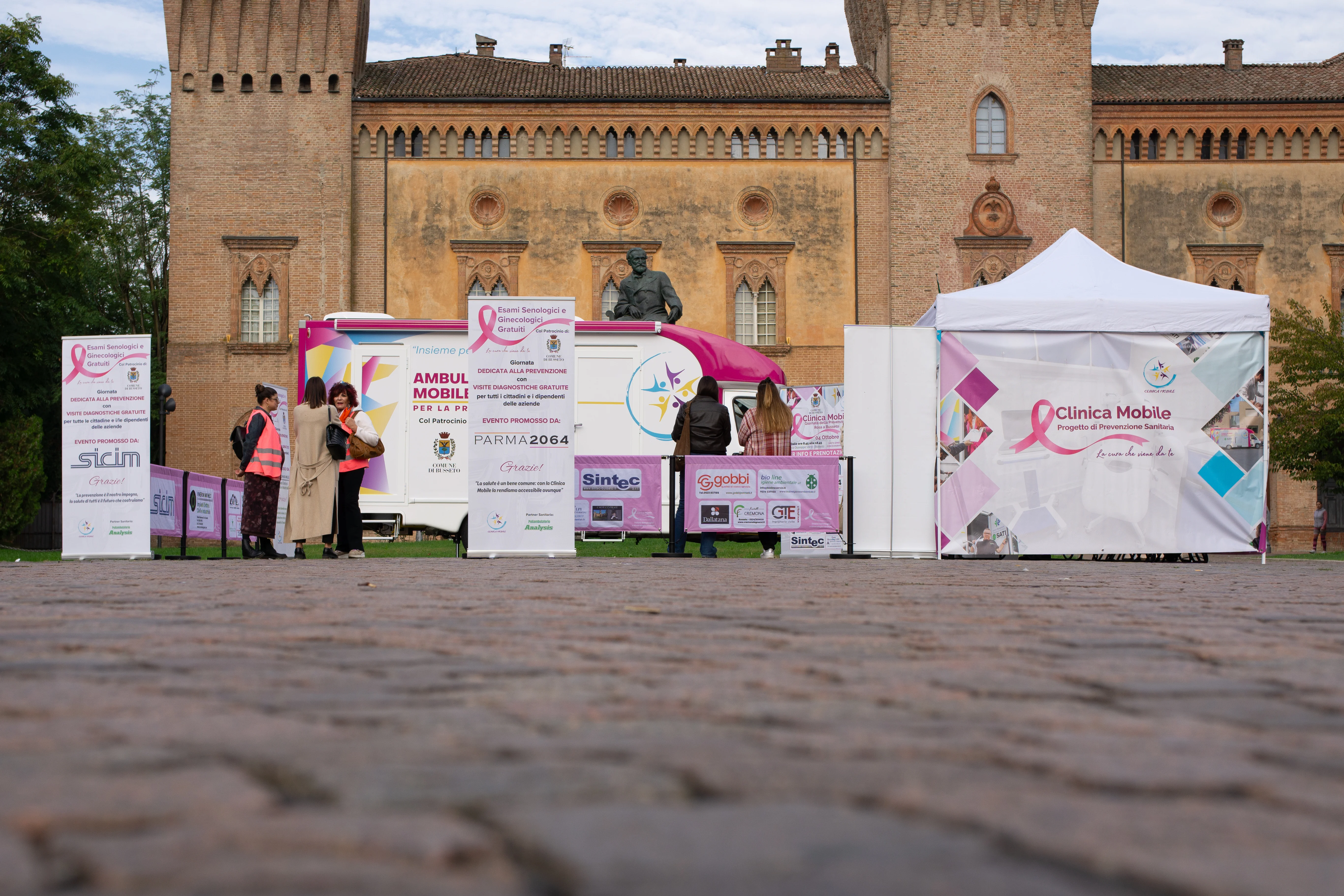 Unit&agrave; mobile Clinica Mobile in Piazza Busseto durante una giornata di prevenzione